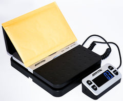 ACCUTECK báscula en uso pesando una caja para envíos rápidos y precisos