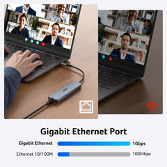 Acer hub con cable Ethernet conectado ofreciendo red estable y alta velocidad