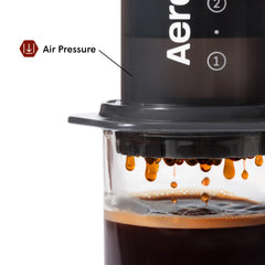 AeroPress en acción vertiendo agua, prepara café rápido y consistente
