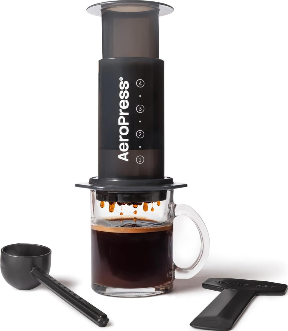 AeroPress vista frontal con vaso preparado, destaca la extracción limpia