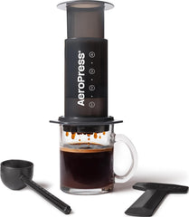 AeroPress vista frontal con vaso preparado, destaca la extracción limpia