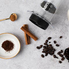 AeroPress tapa Flow Control con filtros de papel y metálico combinados para versatilidad