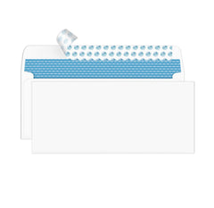 Aimoh sobre en mano durante preparación de correo para mayor eficiencia