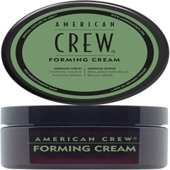AMERICAN CREW crema en la mano mostrando textura cremosa y facilidad de aplicación