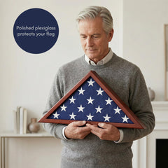 Americanflat vitrina sobre mantel con objetos decorativos, muestra respeto