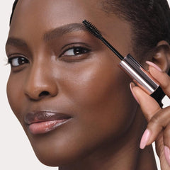 Anastasia Beverly Hills gel en uso peinando cejas para acabado natural