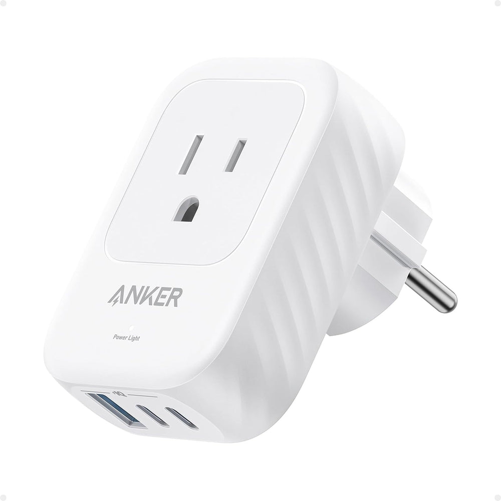 Anker adaptador vista frontal mostrando enchufes AC y puertos USB para versatilidad