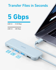 Anker hub conectado a un portátil en escritorio para productividad móvil