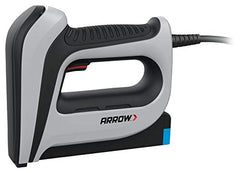 Arrow T50ACD en uso tapizando una silla, herramienta Arrow ofreciendo fijación precisa