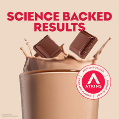 Persona sosteniendo Atkins batido listo para beber como snack rápido y nutritivo
