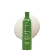 Aveda botella Be Curly frente mostrando diseño y volumen