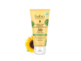 Babo Botanicals frasco frontal mostrando el protector SPF30 y beneficio claridad