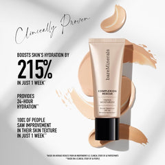 bareMinerals producto en mano para comparar tamaño práctico y portable