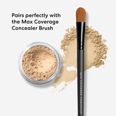 bareMinerals producto junto a moneda para comparar tamaño compacto