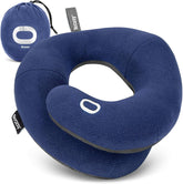 Almohada BCOZZY frontal en color marino mostrando diseño compacto y confort