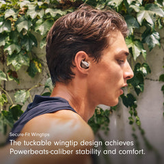Beats Powerbeats Fit usados en entrenamiento mostrando seguridad y confort