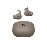 Beats Powerbeats Fit frontal en Gravel Gray mostrando diseño y ajuste seguro