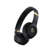Beats Solo 4 frontal en negro y dorado mostrando diseño y estilo mejora tu look