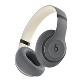 Beats Studio Pro frontal en Sand Gray mostrando diseño over‑ear y confort