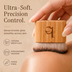 Beauty by Earth aplicando autobronceador en pierna para acabado natural