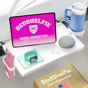 BedShelfie vista frontal del estante blanco, organización junto a la cama