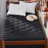 Bedsure vista frontal del topper Twin XL en empaque mostrando color negro y tamaño