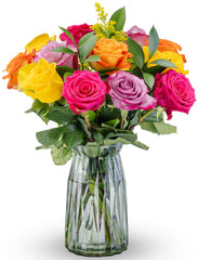 Benchmark Bouquets ramo frontal en jarrón mostrando presentación lista para regalar