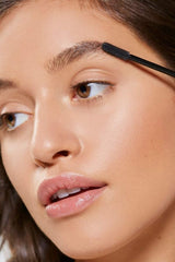 Benefit 24-HR Brow Setter uso en modelo peinando cejas para control duradero
