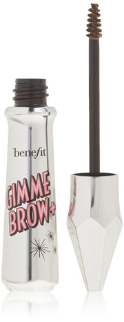 Benefit envase frontal mostrando etiqueta y aplicador, acabado preciso