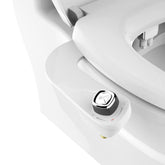 Bio Bidet vista frontal del adaptador SlimEdge mostando diseño compacto y beneficios de limpieza