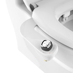 Bio Bidet vista frontal del adaptador SlimEdge mostando diseño compacto y beneficios de limpieza