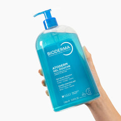 Bioderma espuma en la mano demostrando suave aclarado