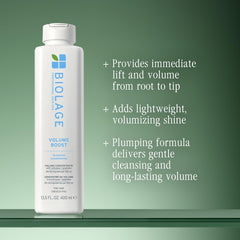 Biolage aplicándose en cabello mojado para un levantamiento desde la raíz