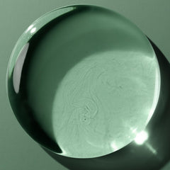 Biolage gelée junto a objeto de referencia para tamaño y cantidad