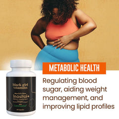 Black Girl Vitamins cápsula en mano para comparar tamaño y facilidad