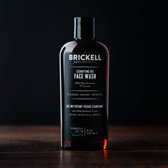 Brickell producto en uso sobre rostro masculino controlando brillo