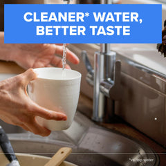BRITA en uso llenando un vaso con agua filtrada para beber de inmediato
