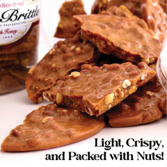 Brittle-Brittle mano sosteniendo un trozo para mostrar tamaño y fragilidad