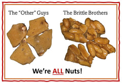 Brittle Brothers trozo de peanut brittle en mano demostrando tamaño y crocancia