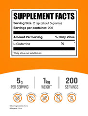 BulkSupplements textura del polvo de L-glutamina en cuchara, mezcla fácil