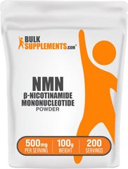 BulkSupplements envase frontal de NMN en polvo mostrando etiqueta clara y pureza para dosificación controlada