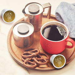 Café Escapes taza servida en ambiente hogareño que invita a relajarse