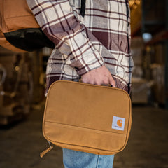 Carhartt lonchera en uso con asa para transporte cómodo