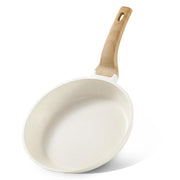 CAROTE frontal de la sartén crema mostrando diseño elegante y práctico