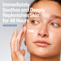 Cetaphil crema en la mano demostrando cantidad adecuada y fácil extensión
