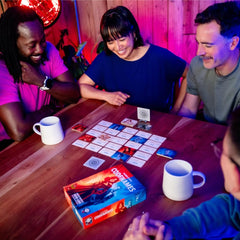CGE Codenames spymasters dando pistas durante una partida social