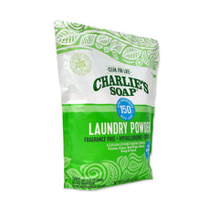Charlie's Soap bolsa de detergente junto a una lavadora en funcionamiento demostrando compatibilidad HE