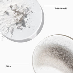 Clinique exfoliating face scrub aplicado en mano para demostrar uso y control del producto
