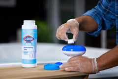 Clorox Pool&Spa tabletas de bromo en primer plano que ilustran disolución controlada