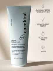 Cocokind Retinol Body Cream textura cremosa demostrada en la mano para fácil extensión